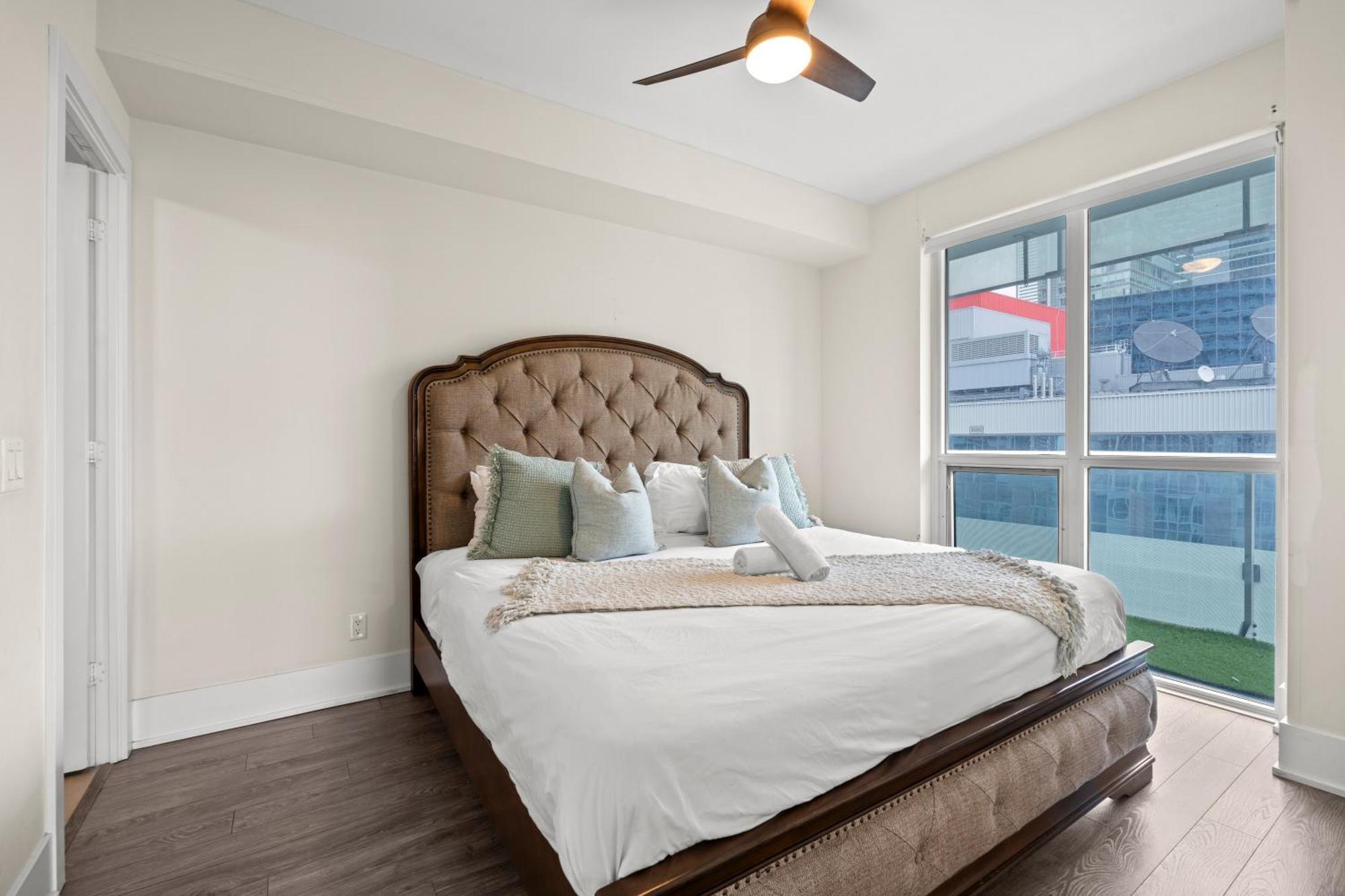 Globalstay Modern Downtown Apartment Торонто Екстер'єр фото